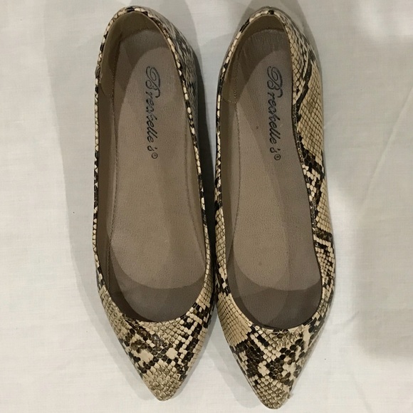 Breckelle’s Pointy Toe Flat - Picture 1 of 4
